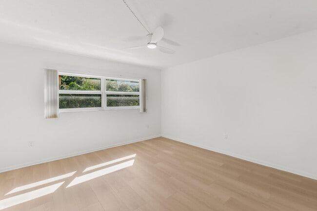 Building Photo - 200 E Royal Palm Rd