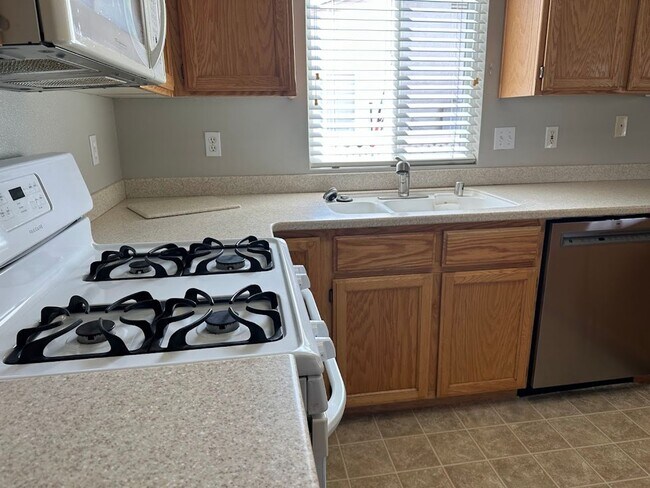 Building Photo - Well maintained home in desirable Ravenwood, Anderson subdivision