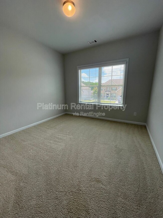 Building Photo - 1825 Dahlia Dr