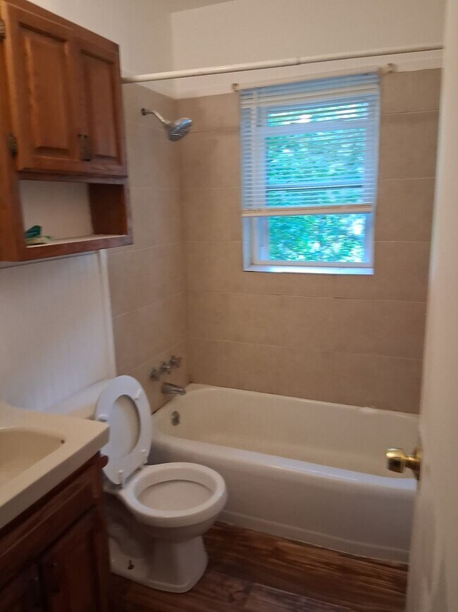 Building Photo - 1 Bedroom 1 Bath in Maplewood  HEAT INCLUDED