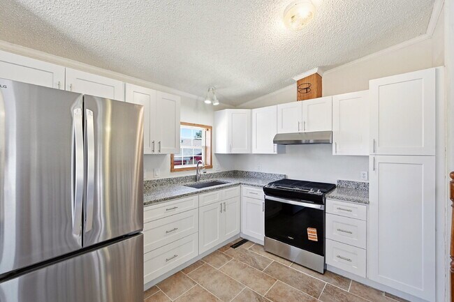 Building Photo - $2,595.95, 5 bed, 3.5 bath with a fenced back yard