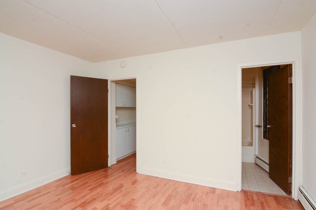 Building Photo - 622 W Wellington Ave