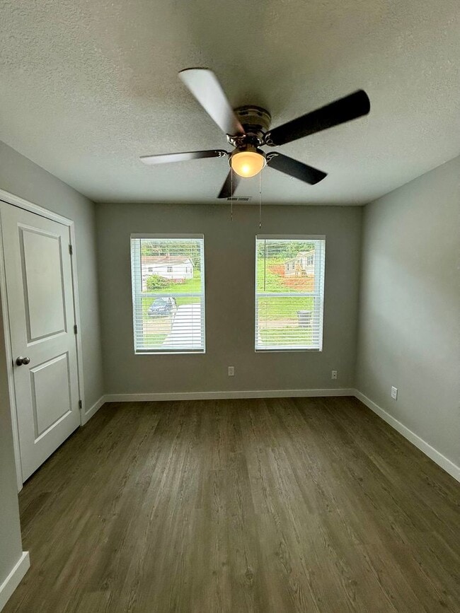Building Photo - Knoxville 37921 - 2 bedroom 1.5 bath - cal...