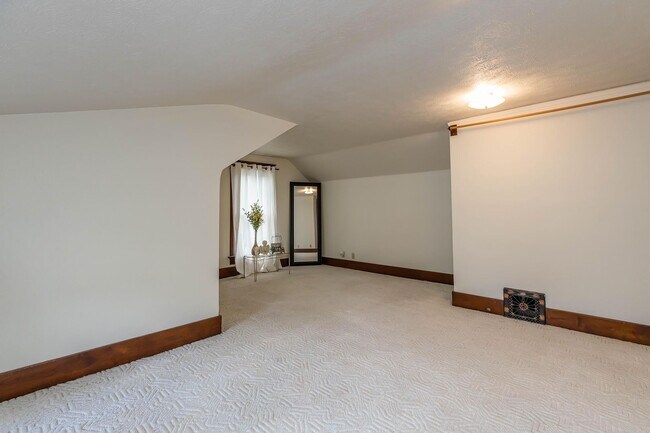 Building Photo - Charming Home - Close to Fort Riley