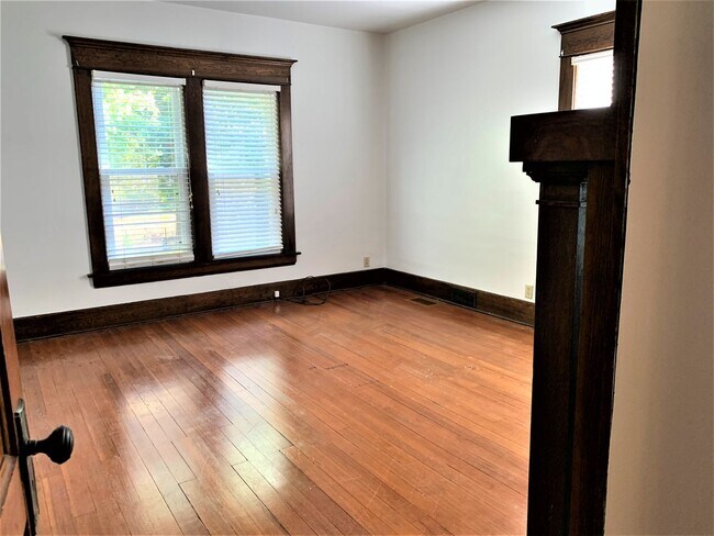 Building Photo - Large Beautiful Historic Home
