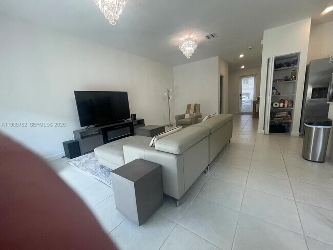 Building Photo - 728 SE 14th Ct