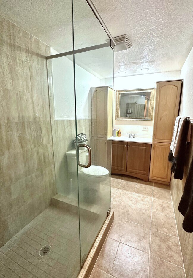 Bathroom - 1810 E Oakland Park Blvd
