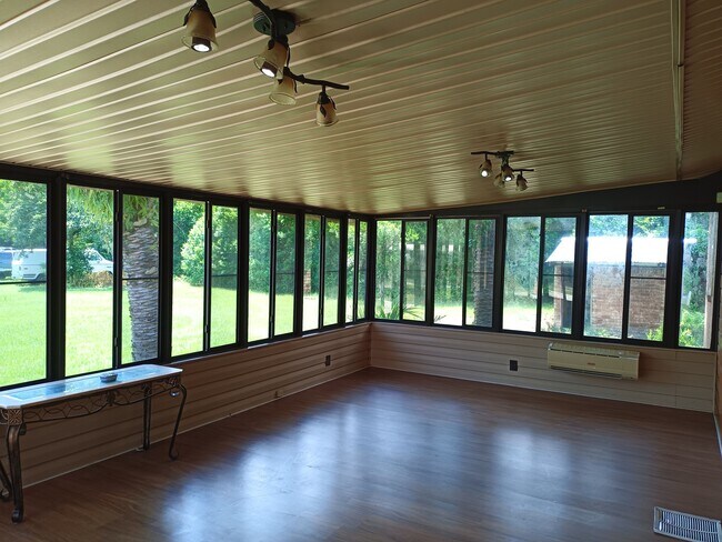 Building Photo - 471 Logan Ave