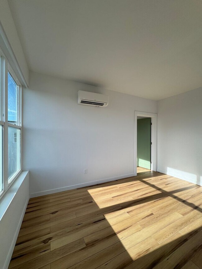 Building Photo - 4BR/3BA with Soaring Ceilings & Large Windows