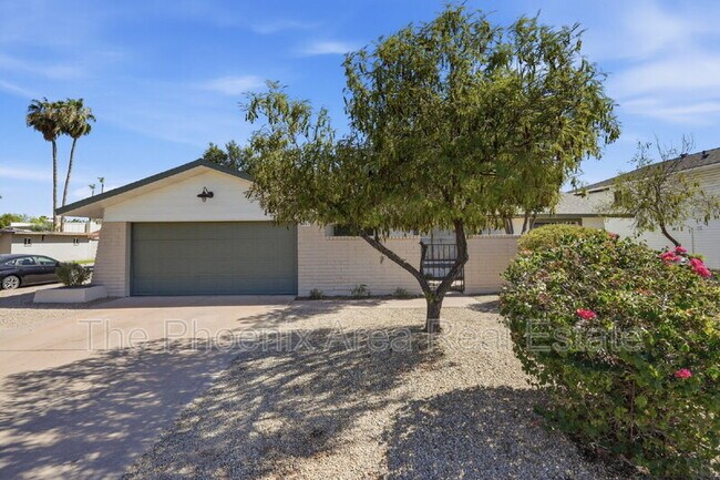 Building Photo - 447 E Carson Dr