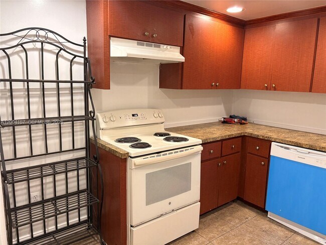 Building Photo - 4168 Inverrary Dr