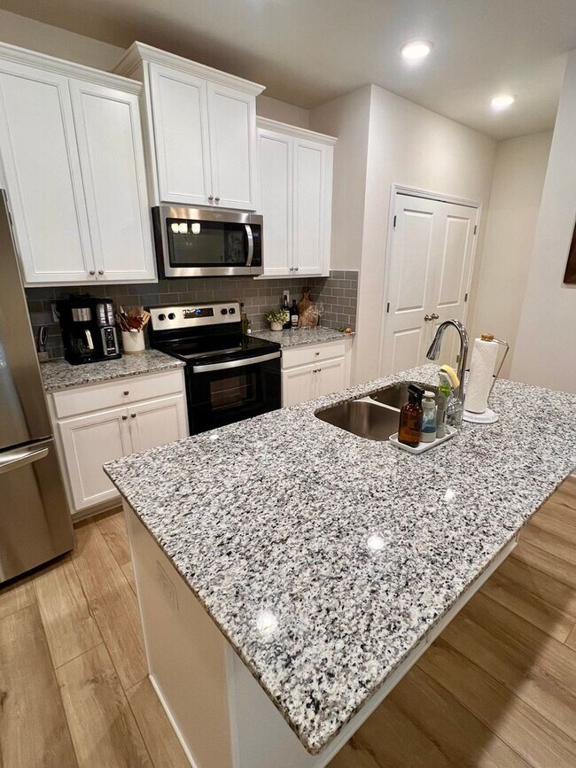 Building Photo - 1 MONTH FREE! 3 Bedroom Townhome in Oakwood!