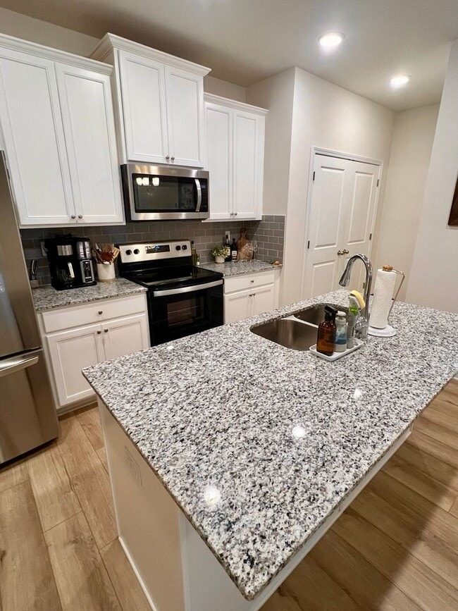 Building Photo - 3 Bedroom Townhome in Oakwood!