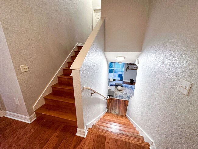 Building Photo - 3 Bed/ 2.5 Bath Pet Friendly Home!