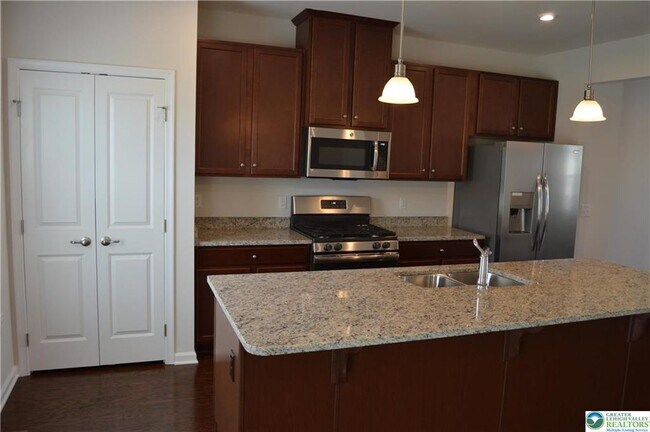 Building Photo - 2332 Raya Wy