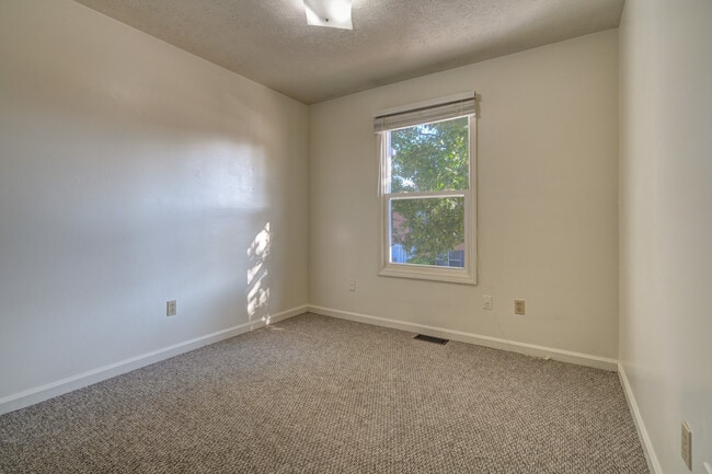 Building Photo - 135 Clover Valley Cir