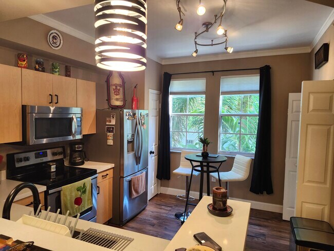 Building Photo - 533 NE 3rd Ave