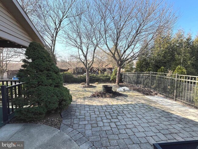 Building Photo - 330 Parkwood Dr