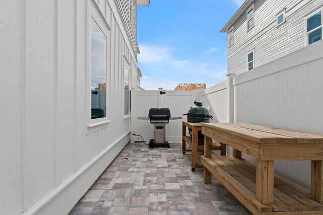 Building Photo - 14300 Front Beach Rd