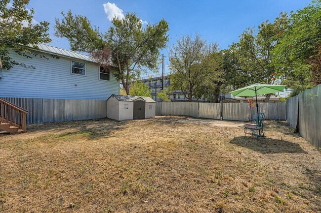 Building Photo - 1309 E 13th St
