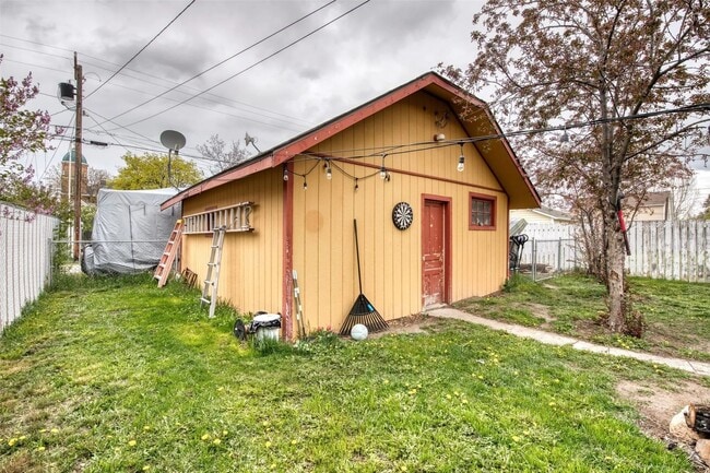 Building Photo - Cozy Downtown Cabin
