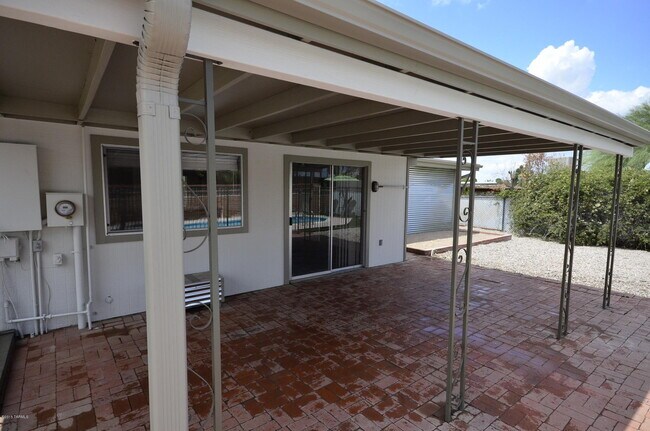 Building Photo - 614 N Medford Dr