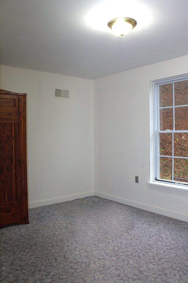 Building Photo - "Charming 2-Bed Retreat with Hardwood Elegance in Scenic Marshall, NC"