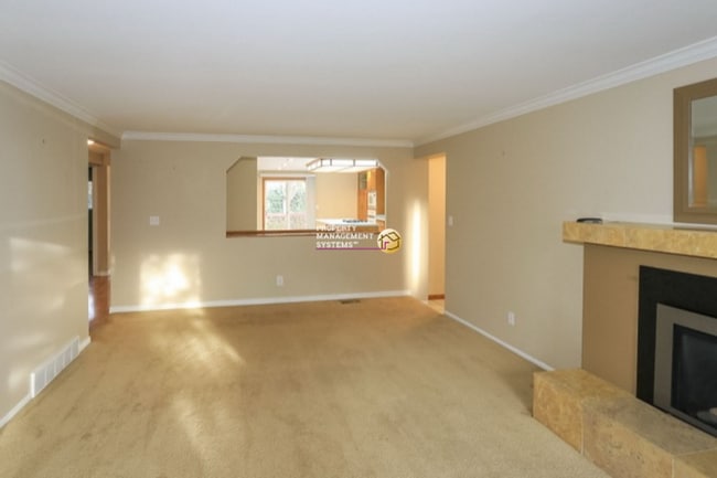 Building Photo - 4 Bedroom / 3 Bath Home in Sandy!