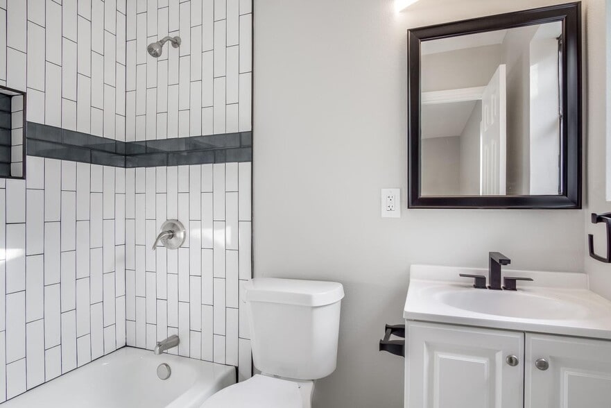 Building Photo - Sleekly updated Richardson home with shady backyard & patio