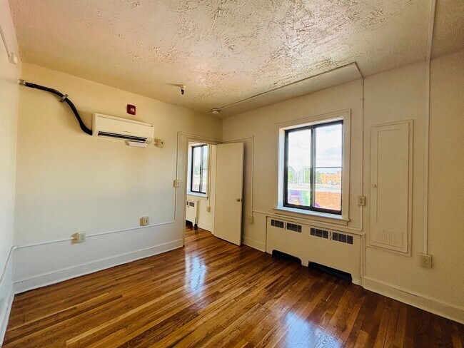 Building Photo - 1 Bedroom, 1 Bath Apartment