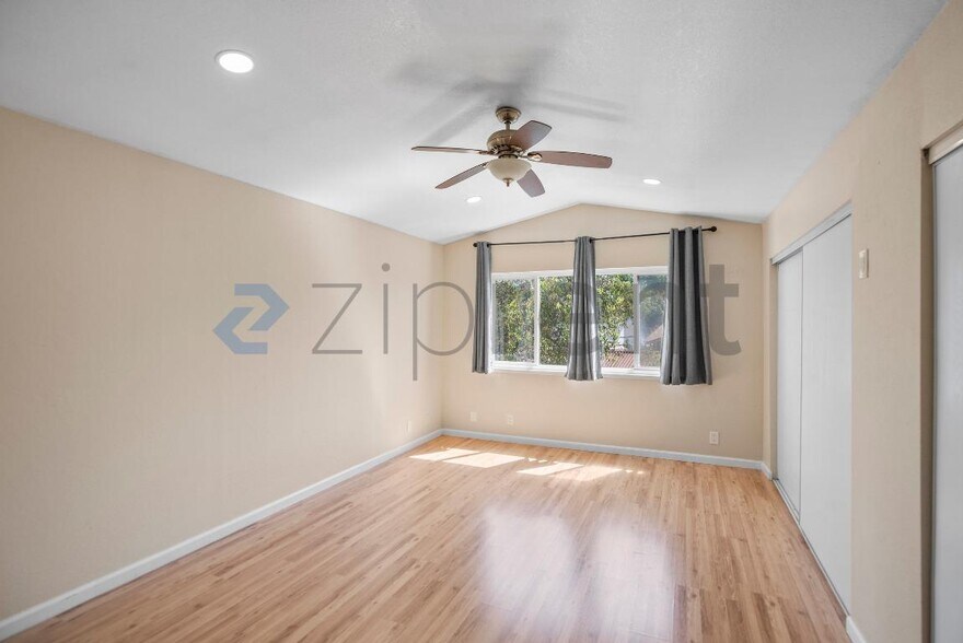 Building Photo - Unit