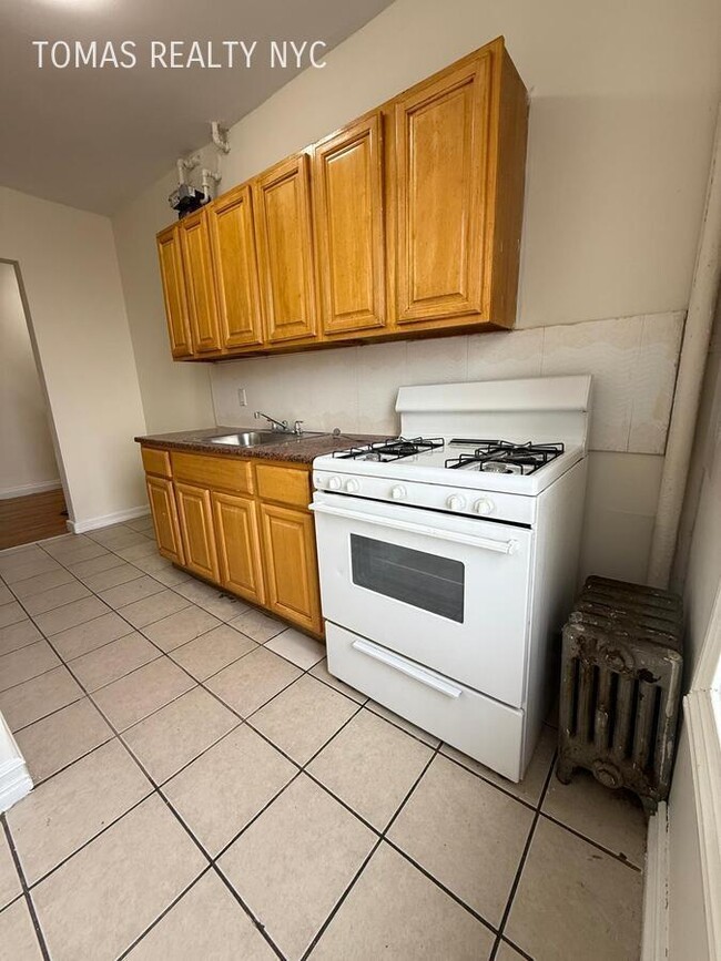 Building Photo - 710 E 235th St