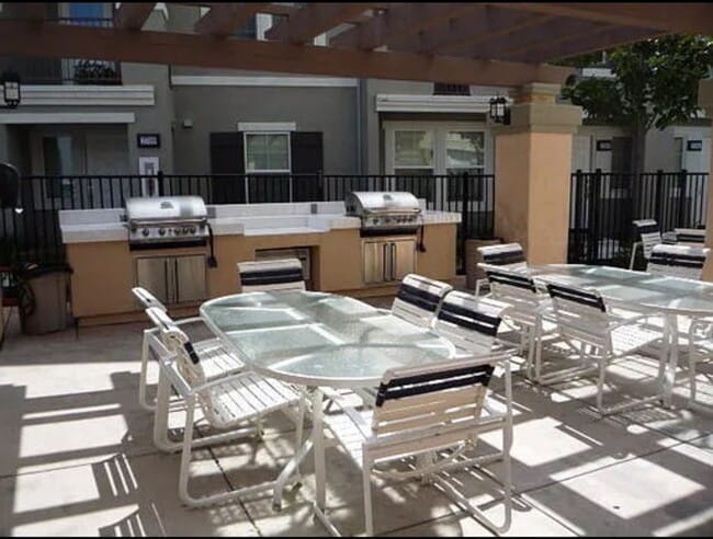 Building Photo - Charming 4 bedroom 4 bathroom in heart of ...