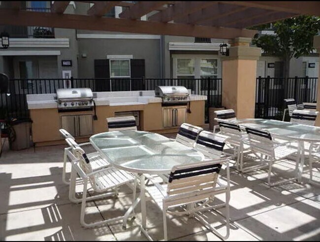 Building Photo - Charming 4 bedroom 4 bathroom in heart of East Lake!