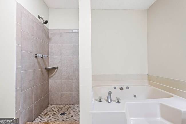 Building Photo - 7973 Woodlake Dr