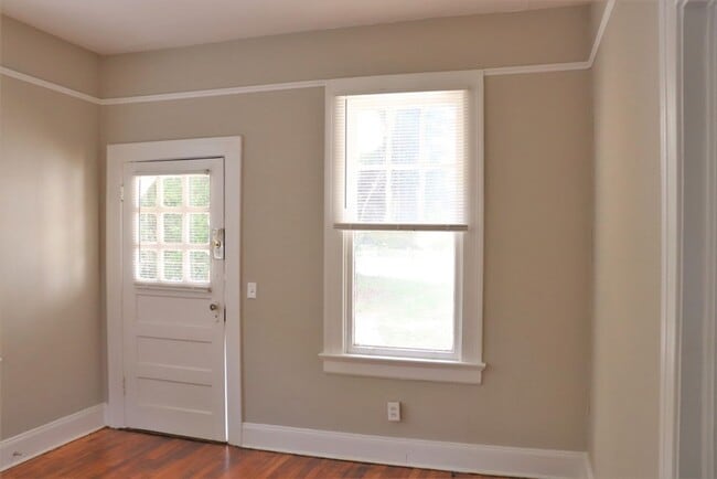 Building Photo - Carefree living with this 1-bedroom beauty...