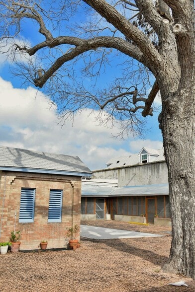 Interior courtyard - 1500 E Madison St