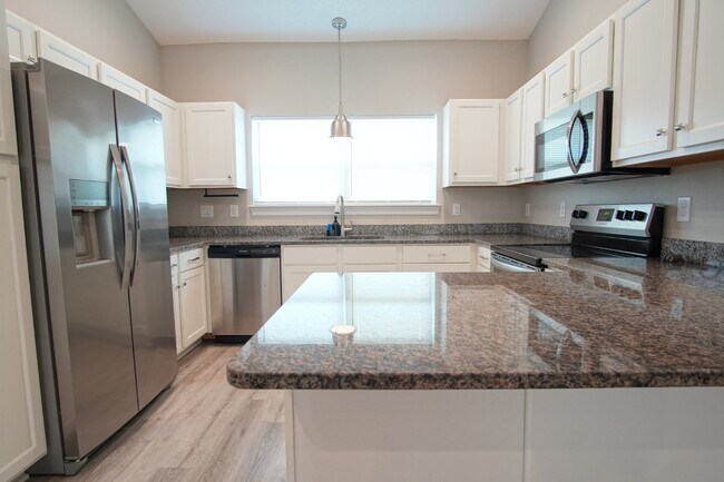 Building Photo - Gulf Breeze 3BR/2BA Townhome – Vaulted Cei...