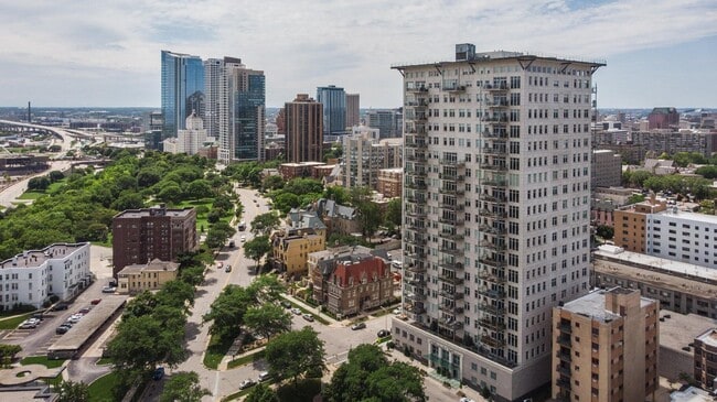 Building Photo - 1313 N Franklin Pl