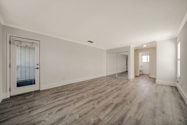 Building Photo - Wonderful Home with a Boat Slip and a Comm...