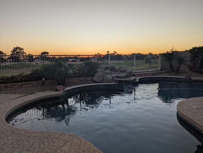 Building Photo - 4 Bedroom 2.5 Bath w/3 Car Garage in Super...