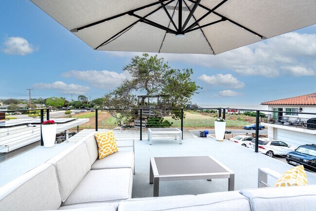 Building Photo - Enjoy stunning sunsets and beach living at its finest, Short Walk to Beach