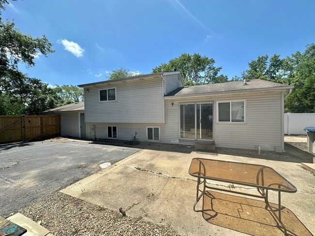 Building Photo - 220 Hampdon Ct