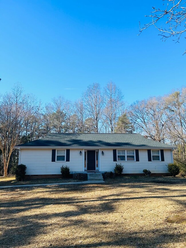 Building Photo - Freshly Renovated 3/2 on a Private 2 Acre Lot