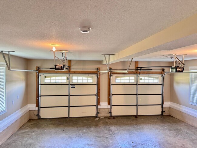 Building Photo - Beautiful Home Located in Farmington Subdivision. 3 Bedrooms, 3.5 baths, Bonus with Wet Bar!