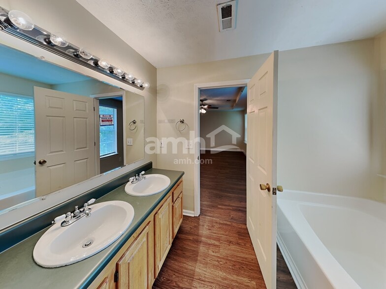 Building Photo - 7114 Hillcrest Chase Dr