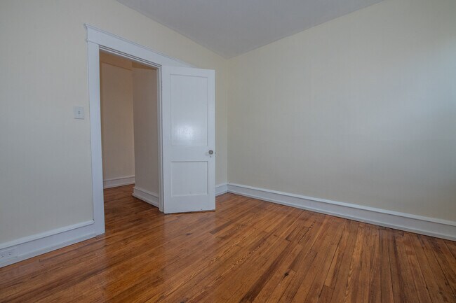 Building Photo - 505 E 19th St