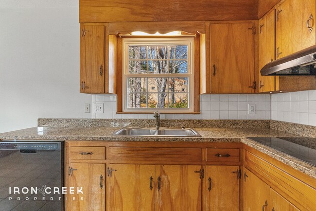 Building Photo - Adorable 3-Bedroom House in West Asheville