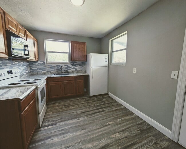 Building Photo - "Cozy 2-Bedroom, 1-Bath Haven Near Brentwood Park"