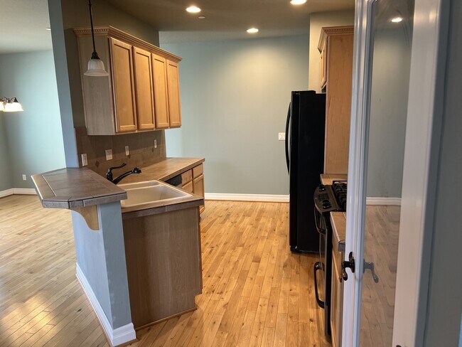 Building Photo - 1526 NE Market Dr